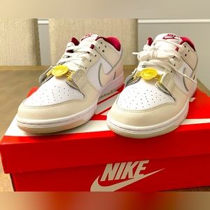 NIKE DUNK LOW SE 
WHITE/PHANTOM-TEAM RED